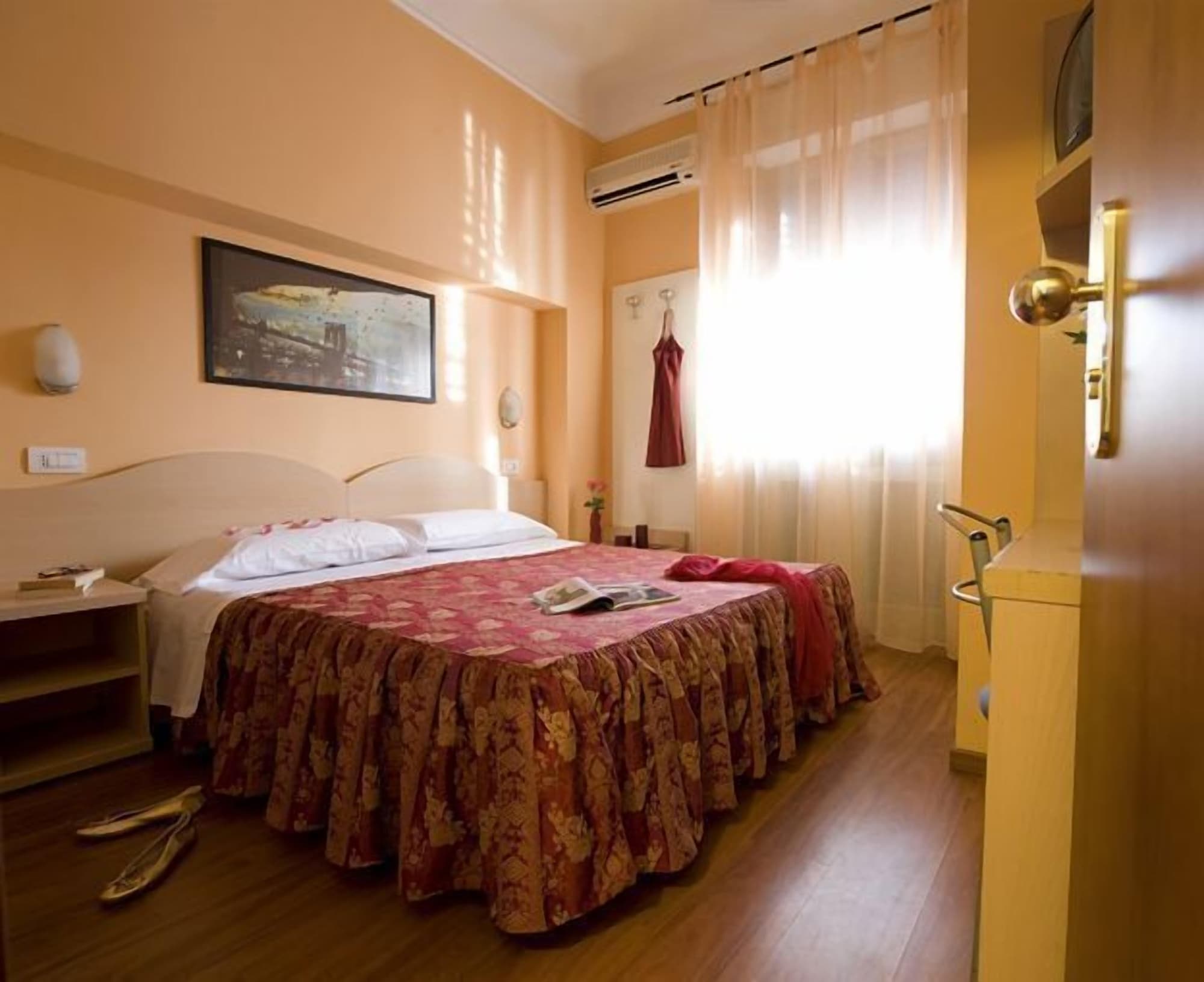 ROOM, DOUBLE BED