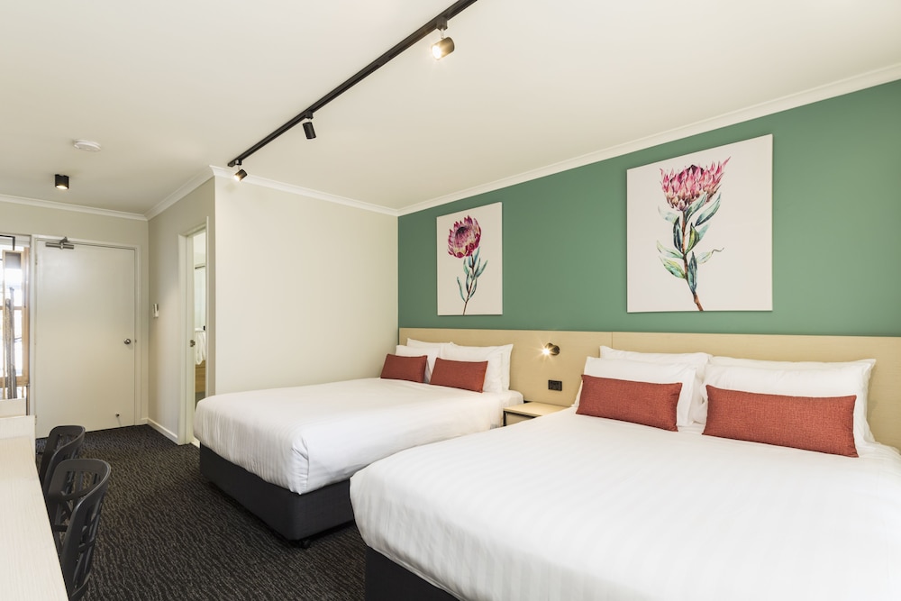 STUDIO, DOUBLE OR TWIN BED
