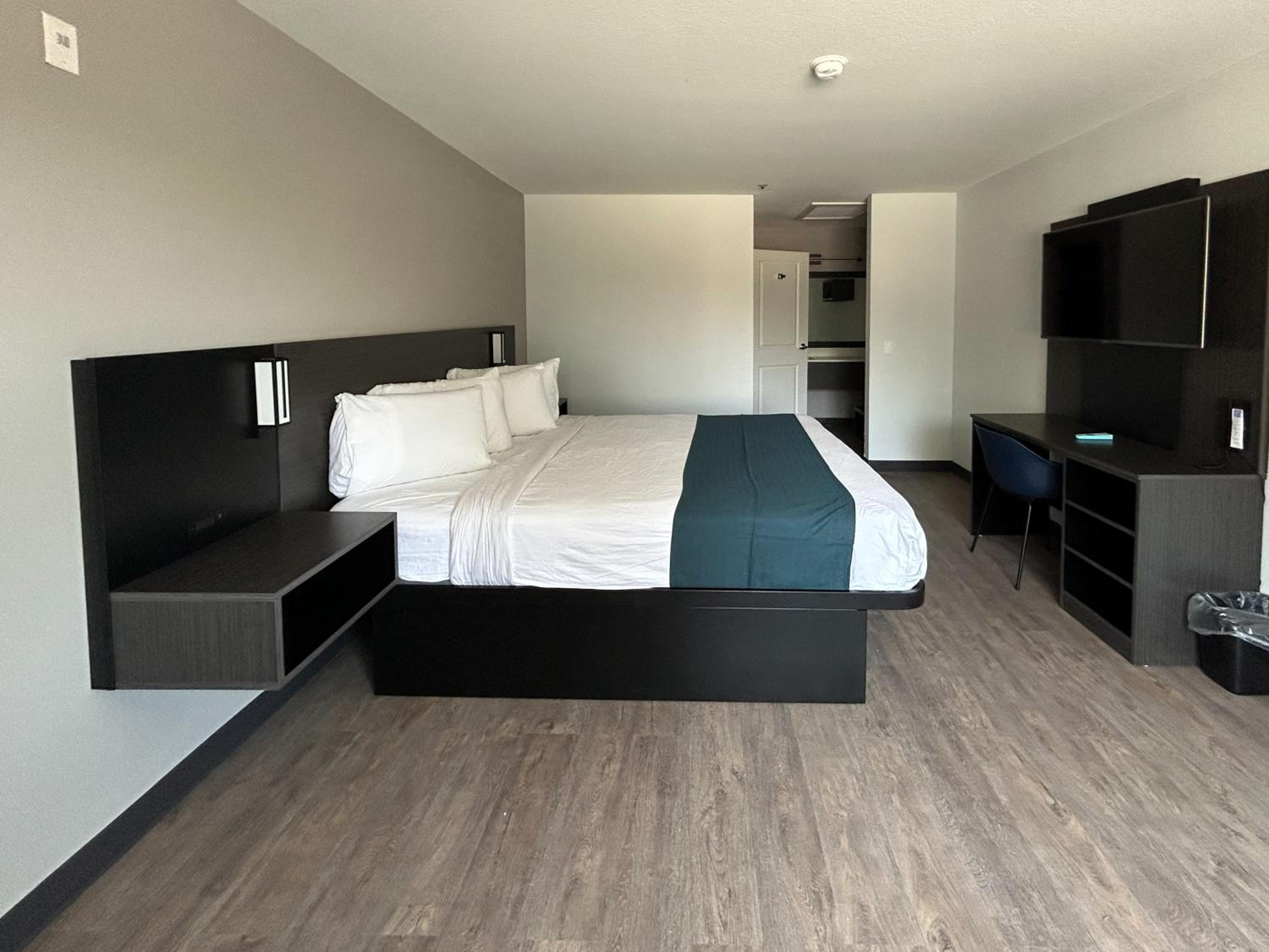 1 King Bed Mobility Accessible RI Shower Nsmk