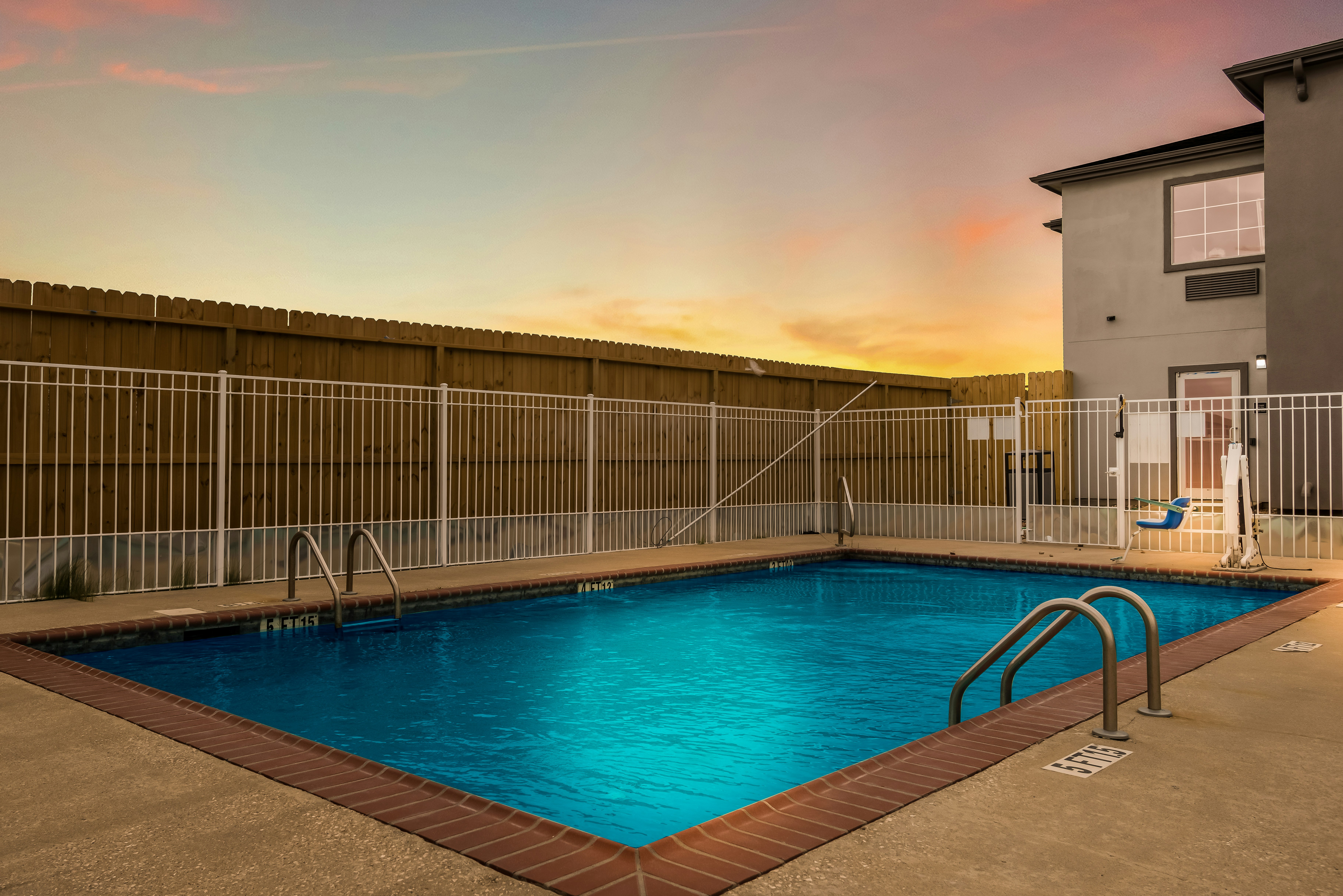 Red Roof Inn & Suites Lake Charles 35/43
