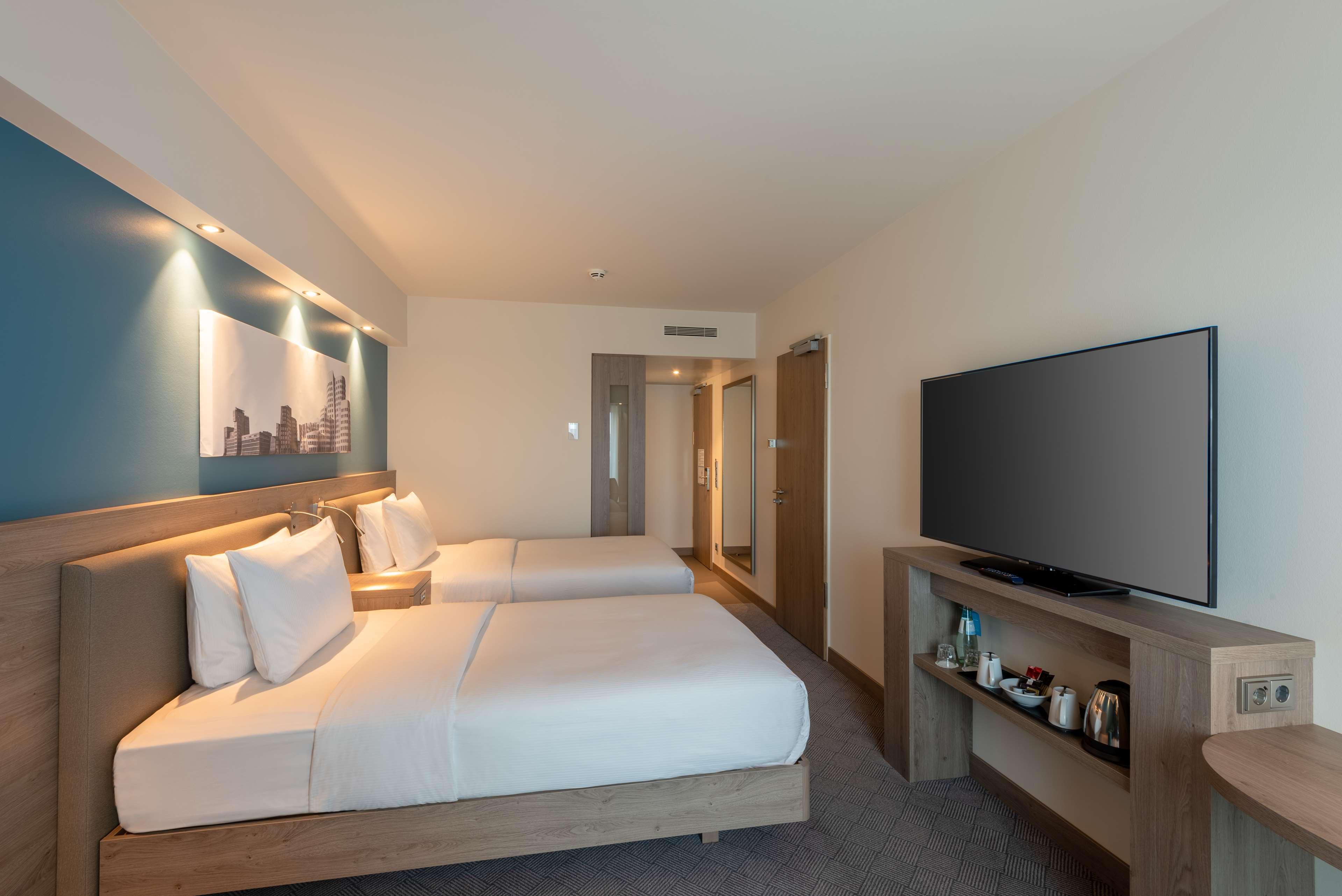 ROOM, TWIN BEDS