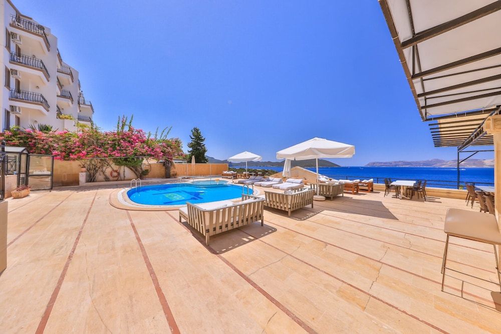 Hera Hotel 12/70