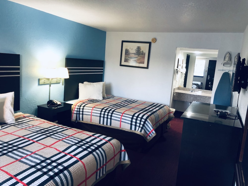 room, 2 queen beds, smoking
