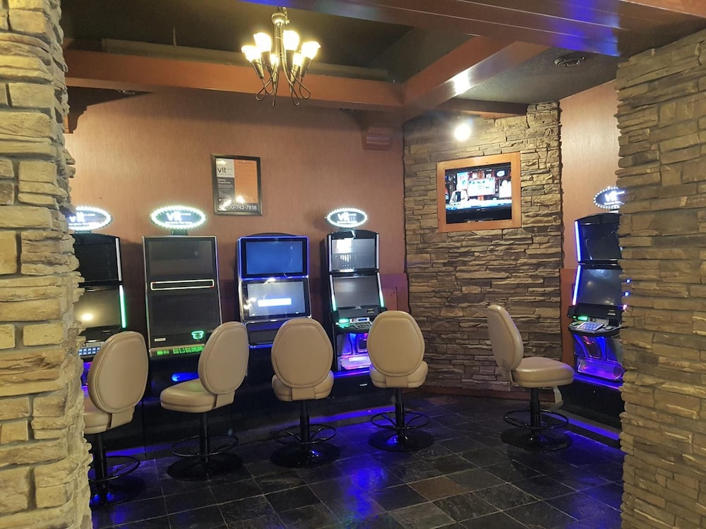 Twin Pine Inn & Suites 39/45