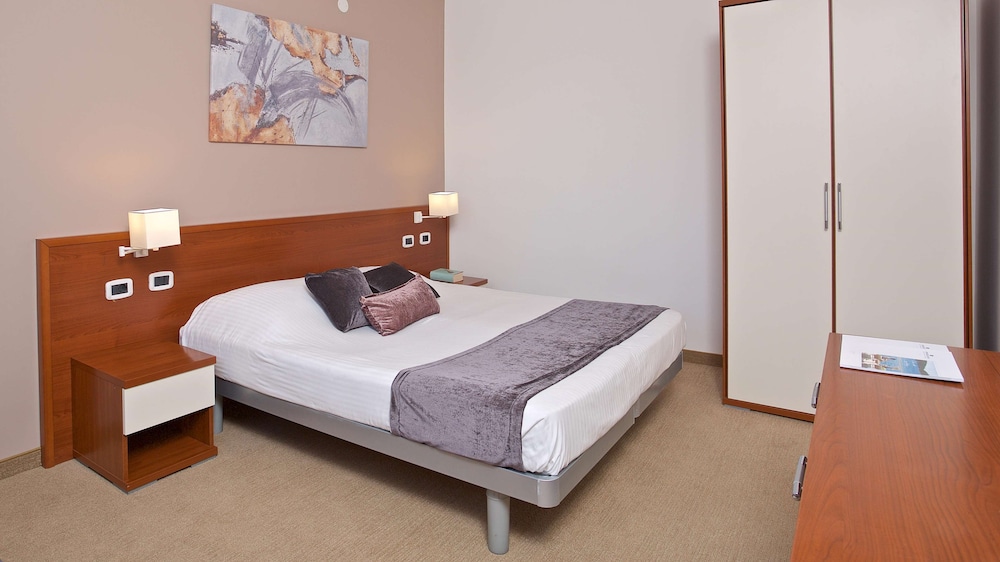 Arena Hotel Holiday 12/50