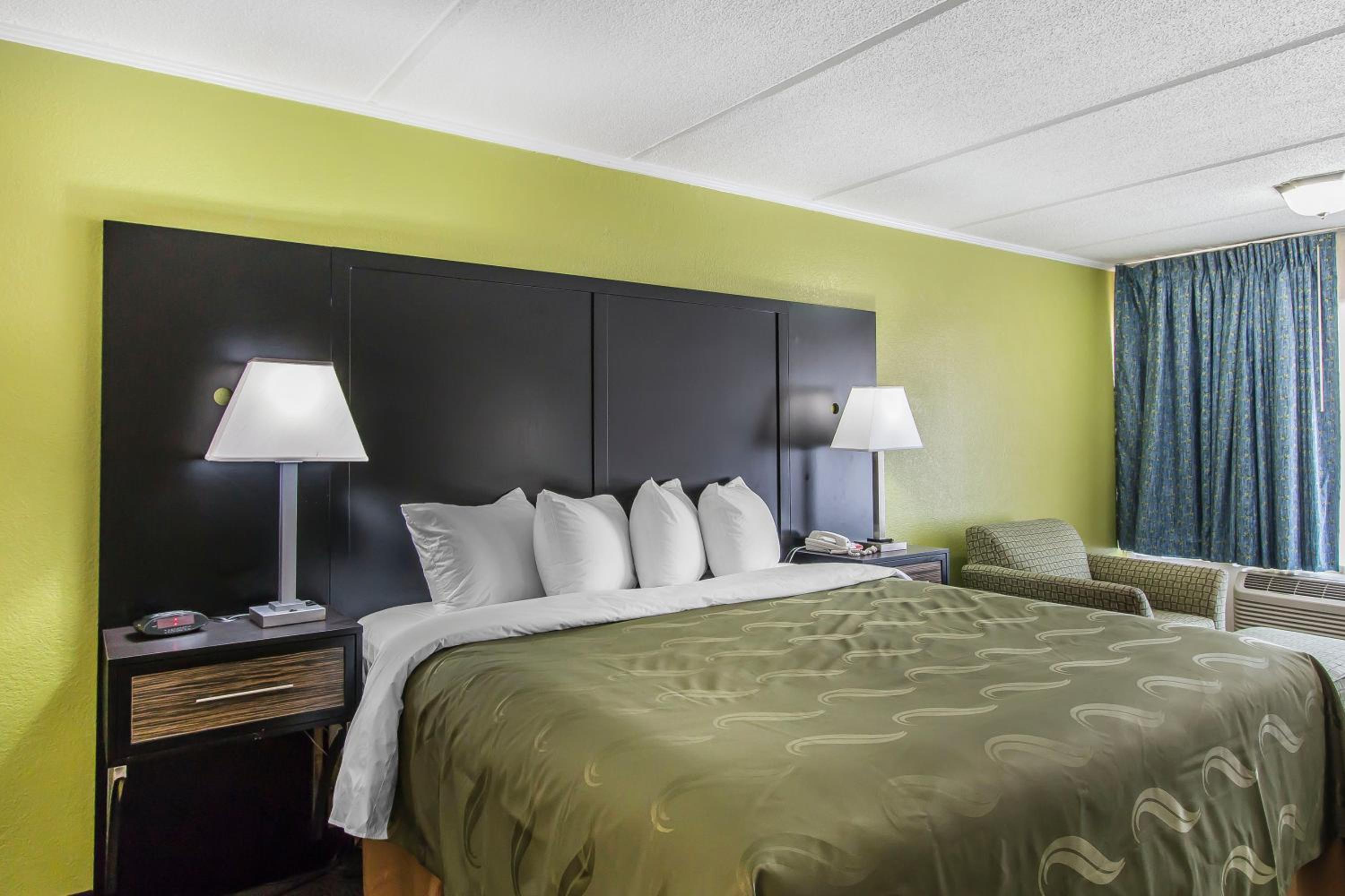 Efficiency, Suite, King Bed, Smoking