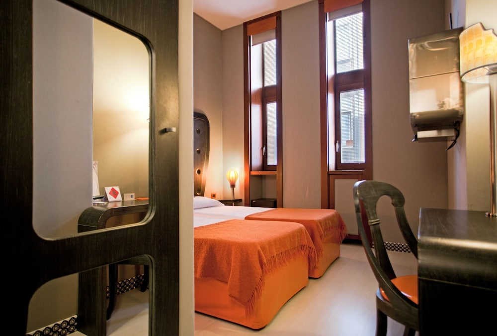 Orange Hotel 22/40