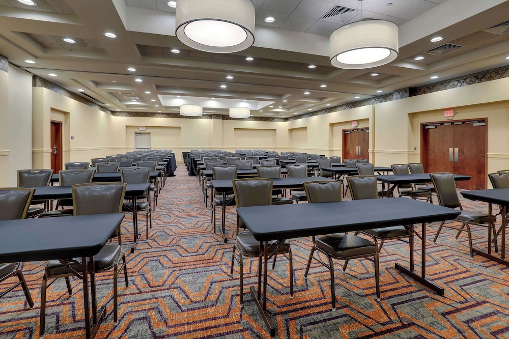 Drury Inn & Suites Charlotte Northlake 43/50
