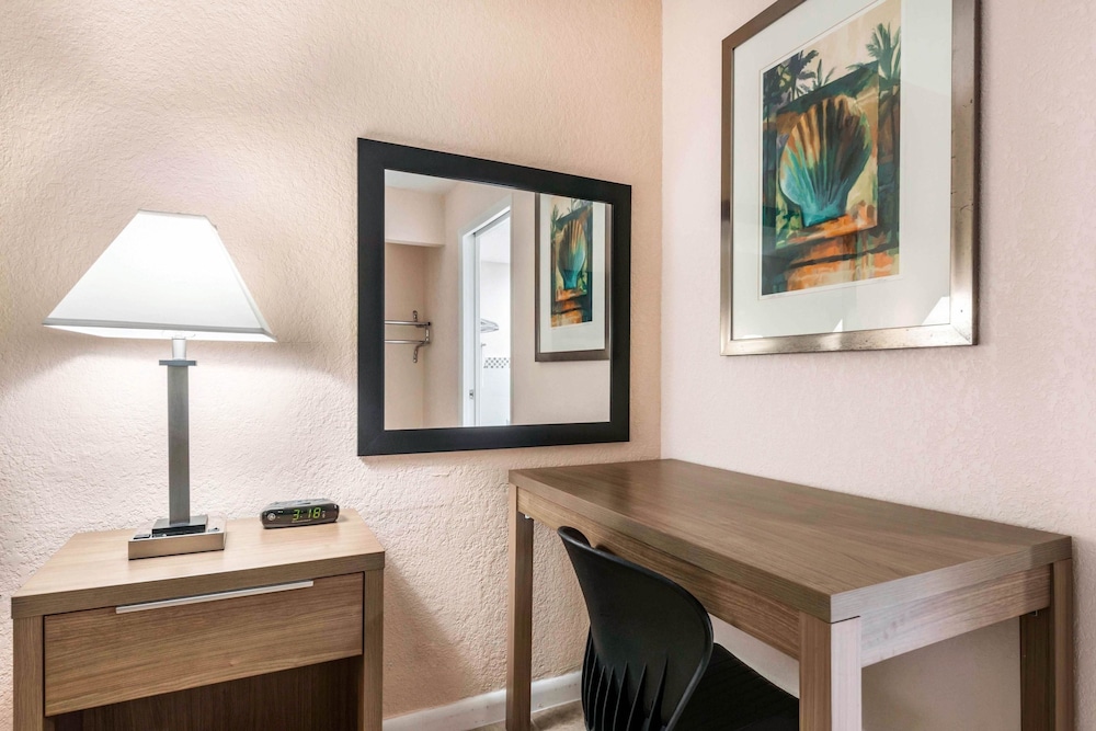 Rodeway Inn and Suites Fort Lauderdale Airport and Cruise Port 34/50