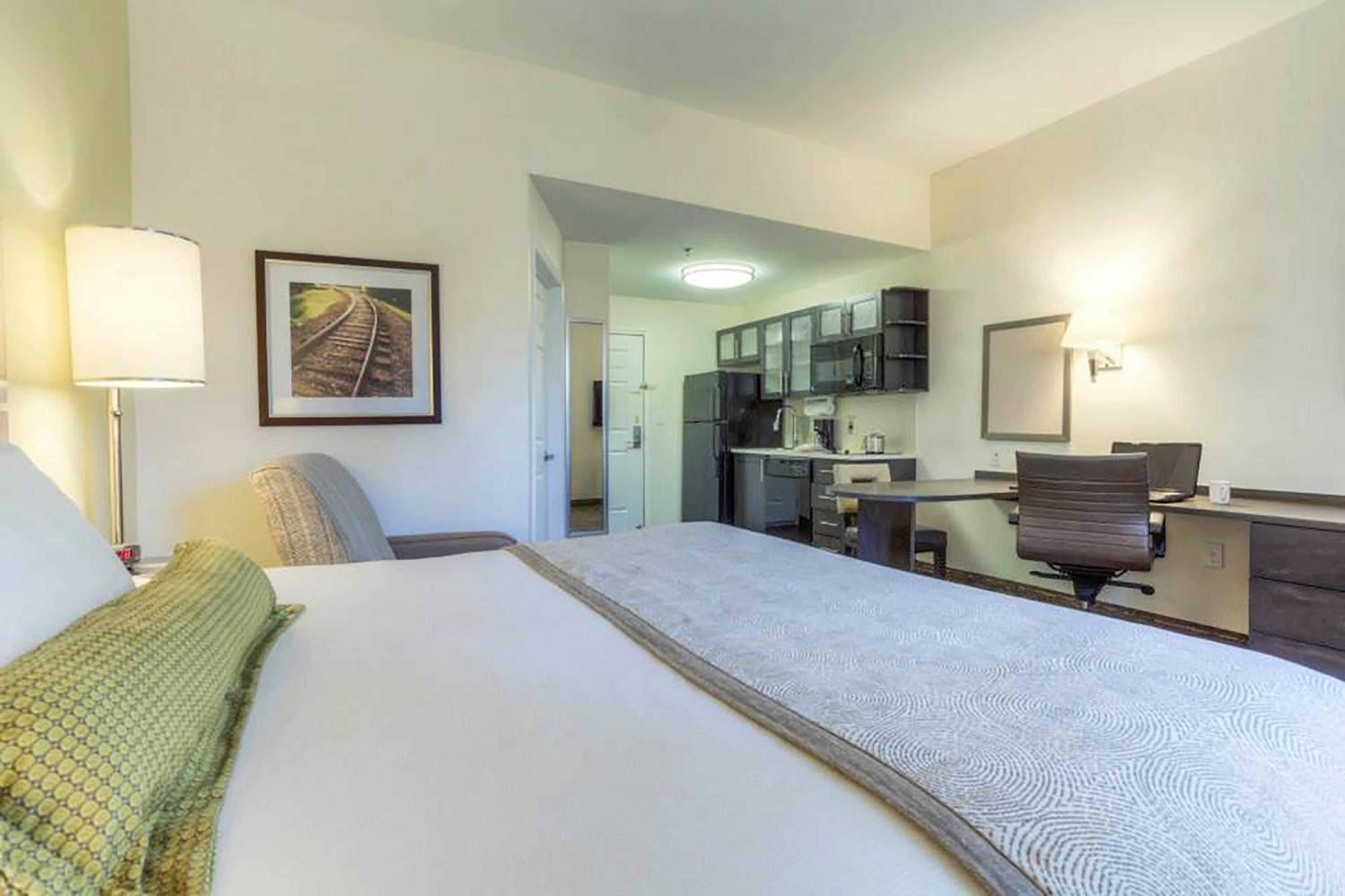 Studio, Suite, Queen Bed, Bathtub, Accessible