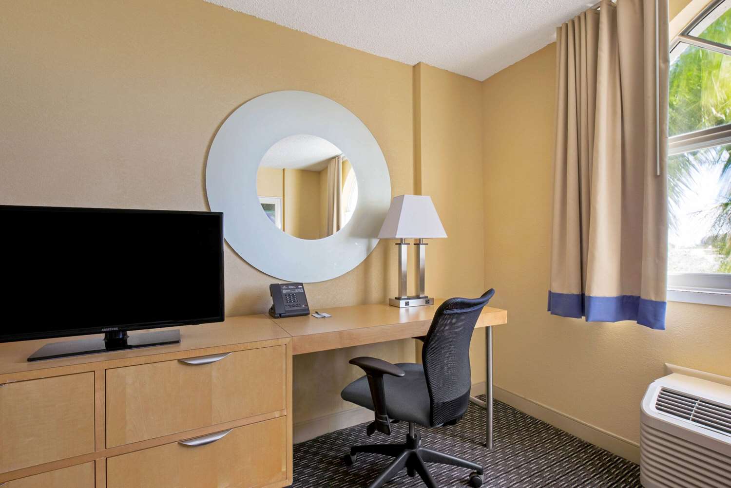 La Quinta Inn & Suites by Wyndham Sunrise 11/20