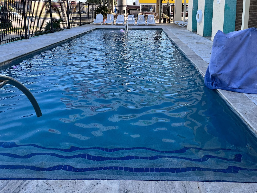 Motel6 Galveston, TX - Beach/Seawall 34/48