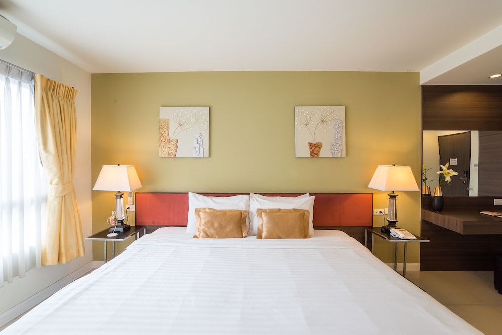 Beyond Suite Hotel 11/73