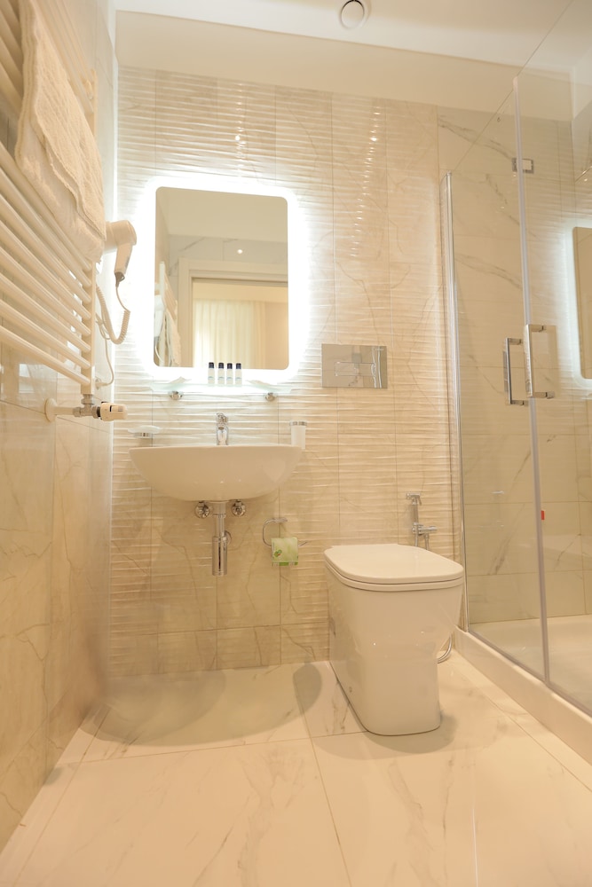 Garibaldi Suite 68/71
