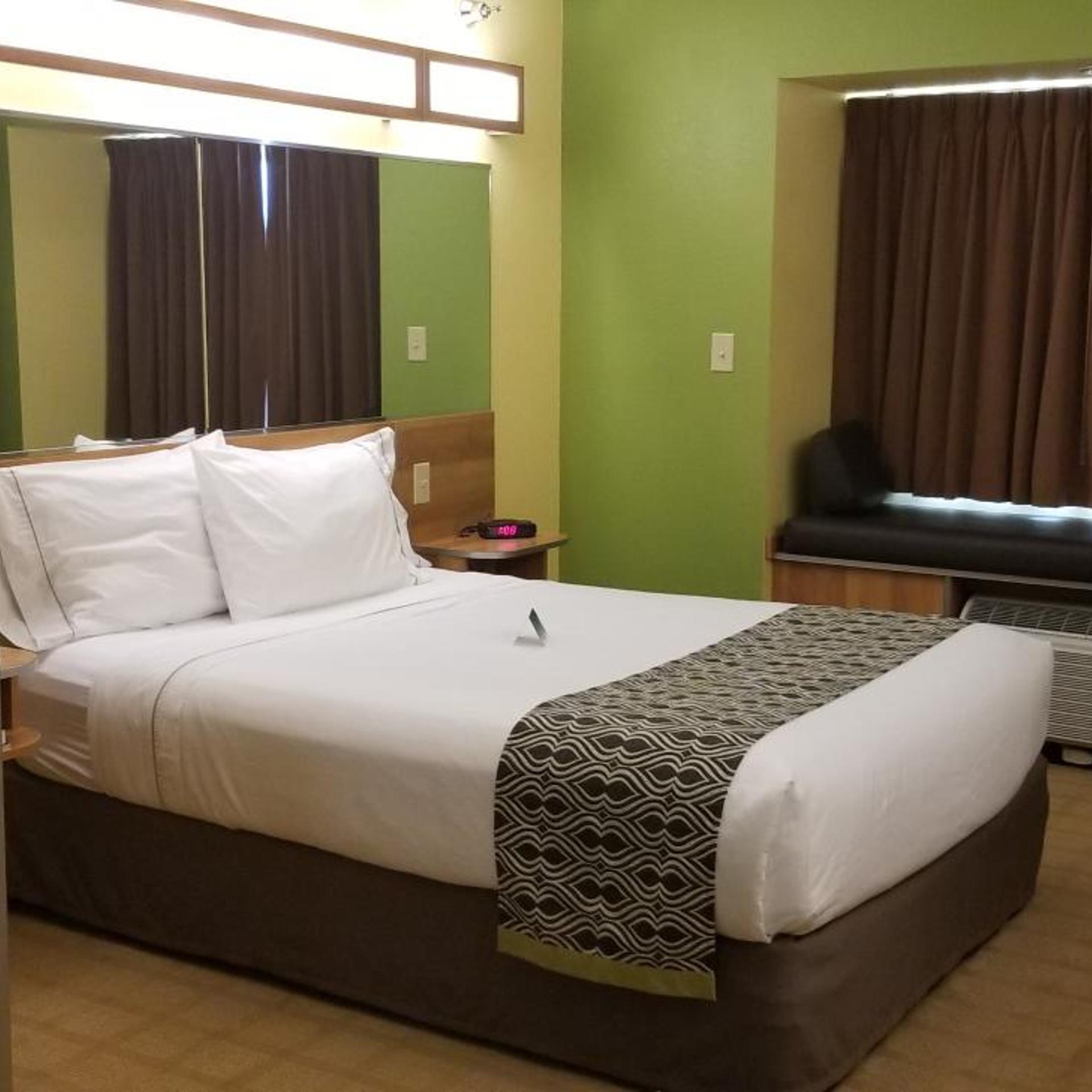 Studio, Suite, Queen Bed, Bathtub, Accessible