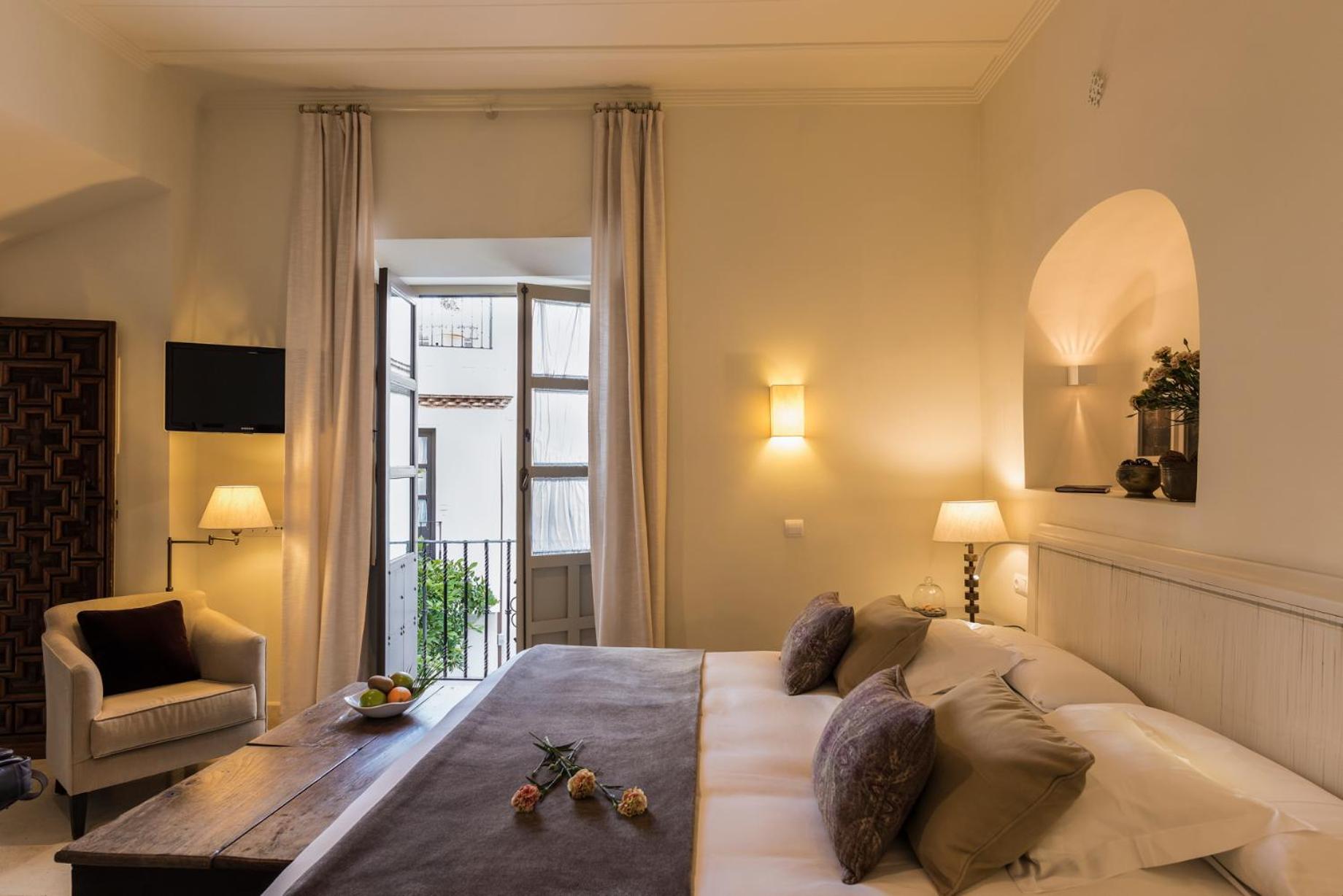 SUPERIOR, DOUBLE OR TWIN BED