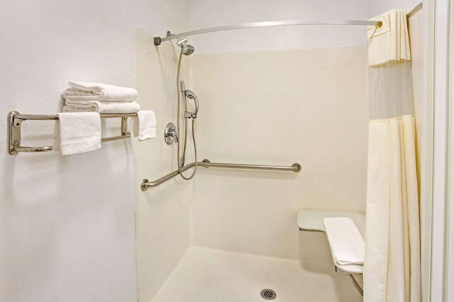 Days Inn & Suites by Wyndham Gresham 25/26