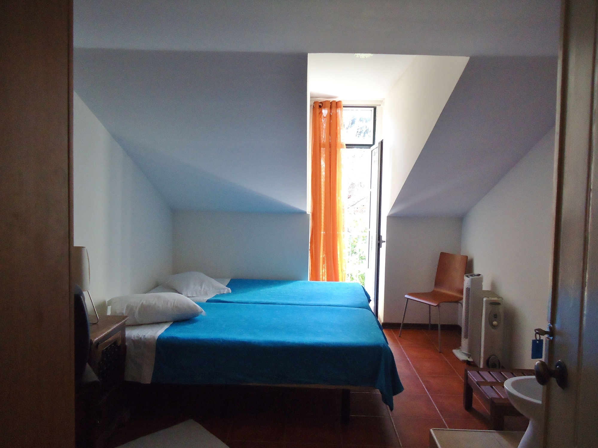 غرفة بسريرين منفصلين بحمام مشترك، Hotel Pouso Dos Anjos 4/10