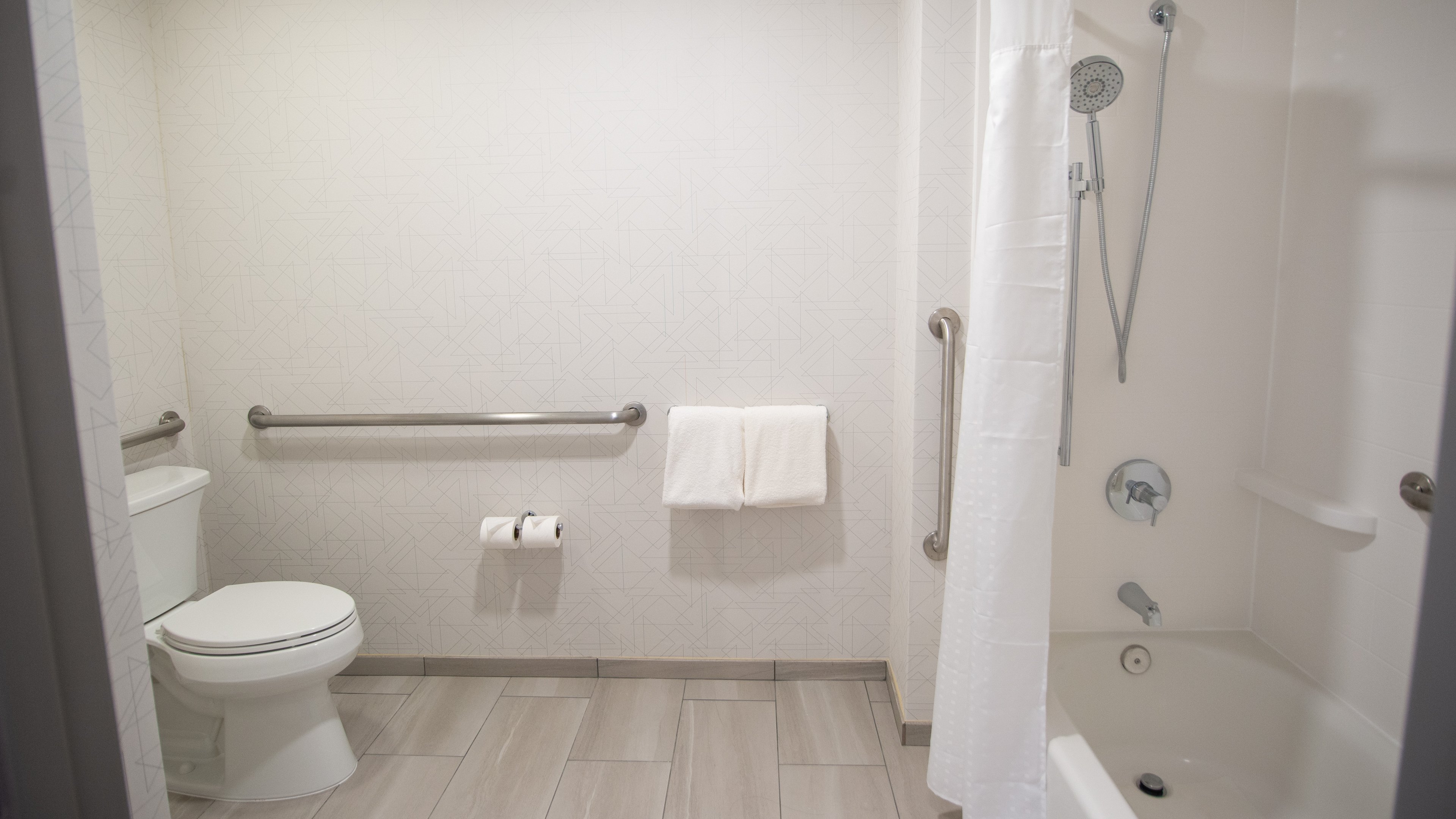 Holiday Inn Express Oakdale 70/72
