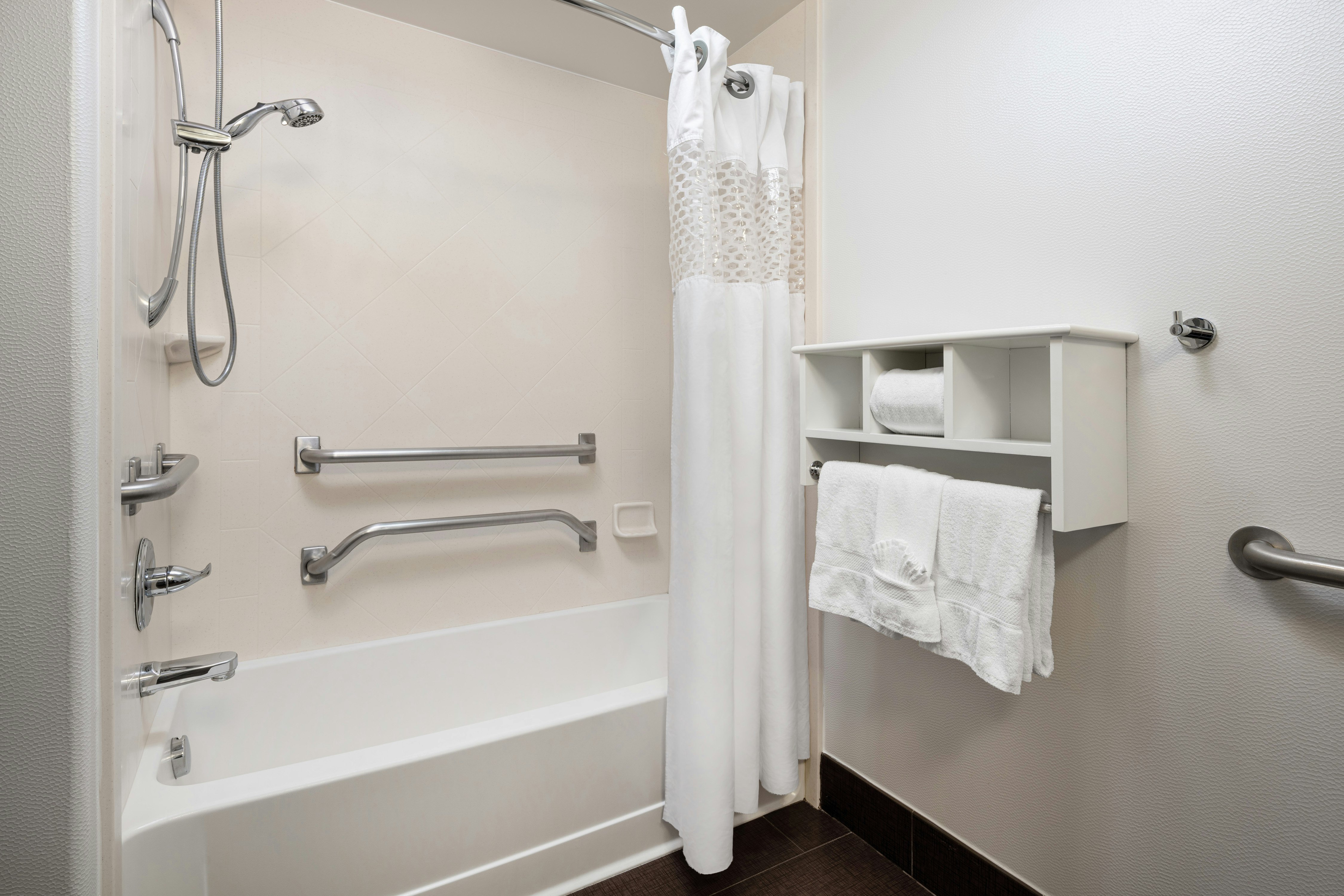 غرفة بسرير كينج لذوي الإعاقة، Hampton Inn Loveland 2/3