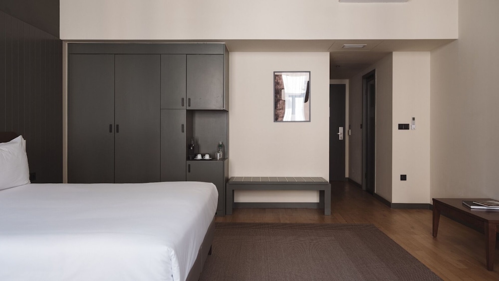 Honest Budapest by Chic & Basic 33/81