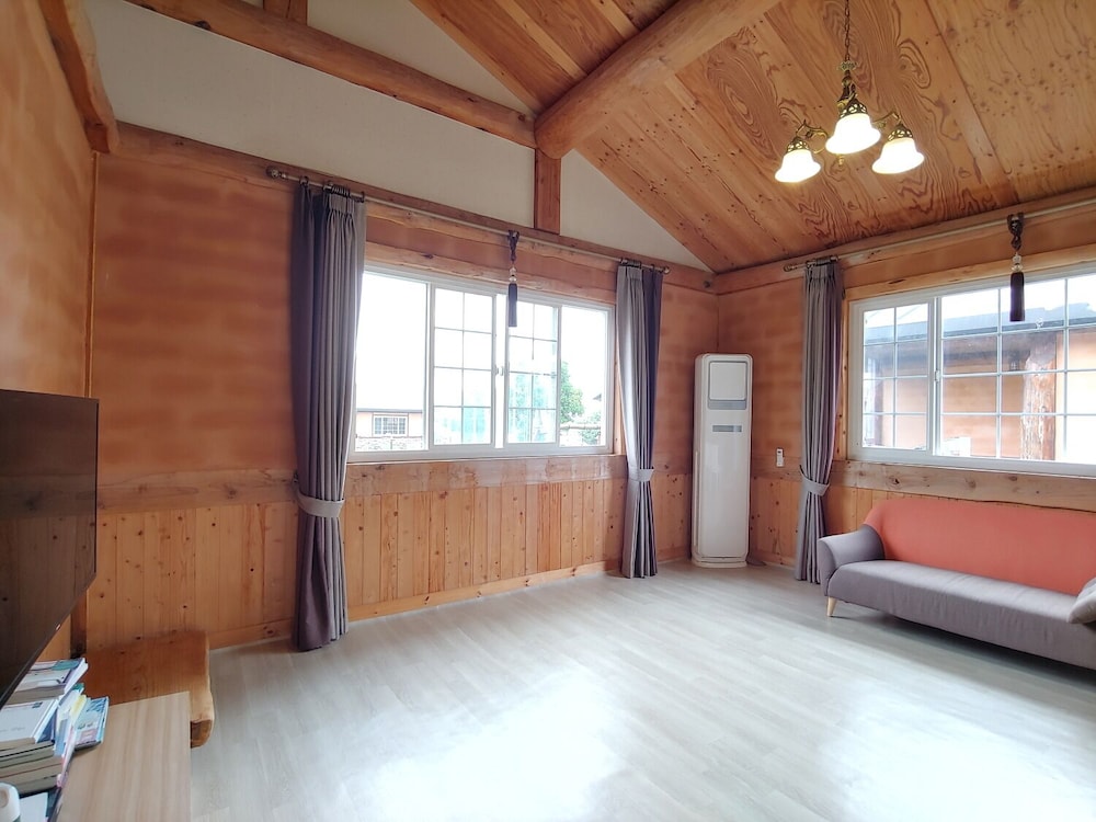 Geumok Log Pension 7/18