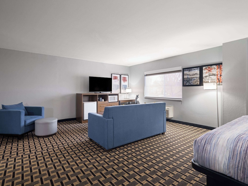 AmericInn by Wyndham Woodstock IL 39/50