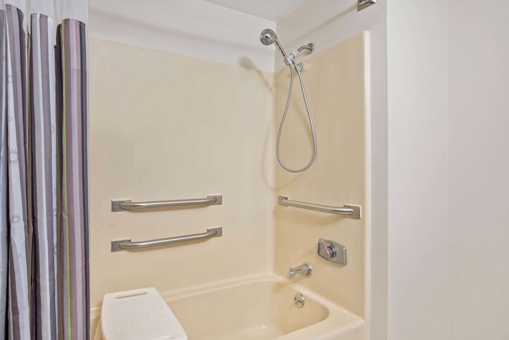 La Quinta Inn & Suites by Wyndham N Little Rock-McCain Mall 17/63