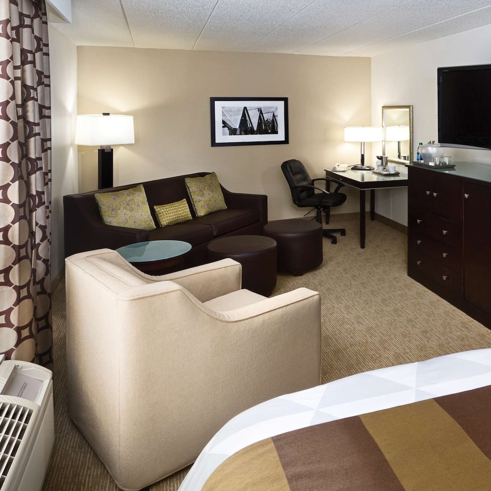 Radisson Hotel Bismarck 24/44