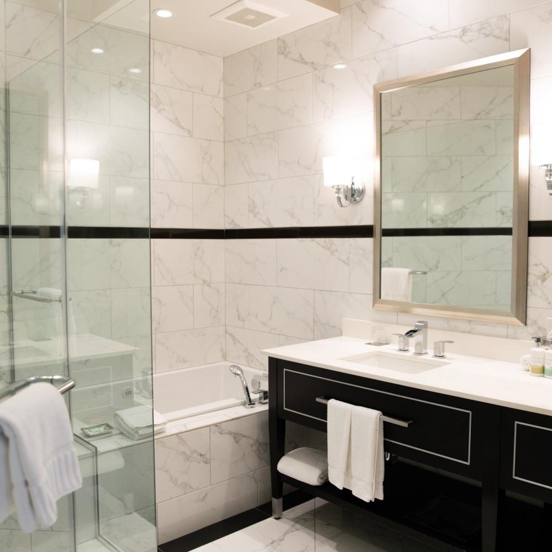 Club, Supreme, Suite, King Bed، Inn On Fifth 2/3