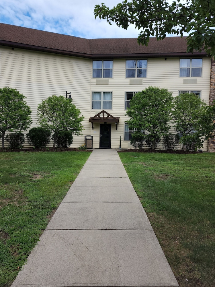 La Quinta Inn and Suites by Wyndham Lake George 45/50
