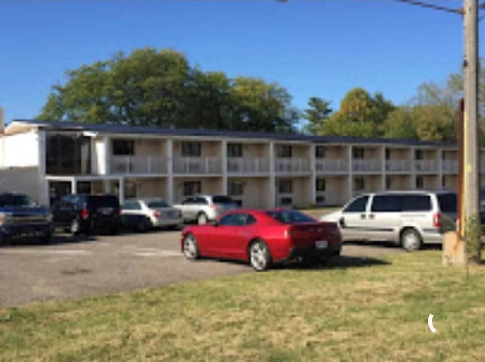 Economy Inn North Randall 37/49