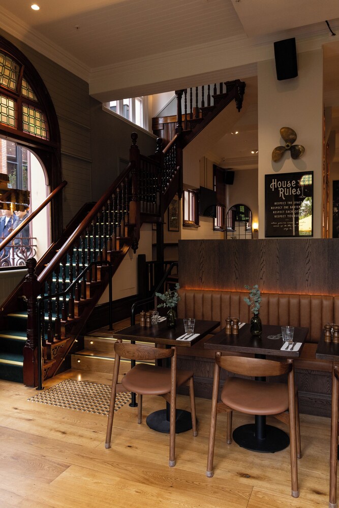 The Russell Boutique Hotel 59/67