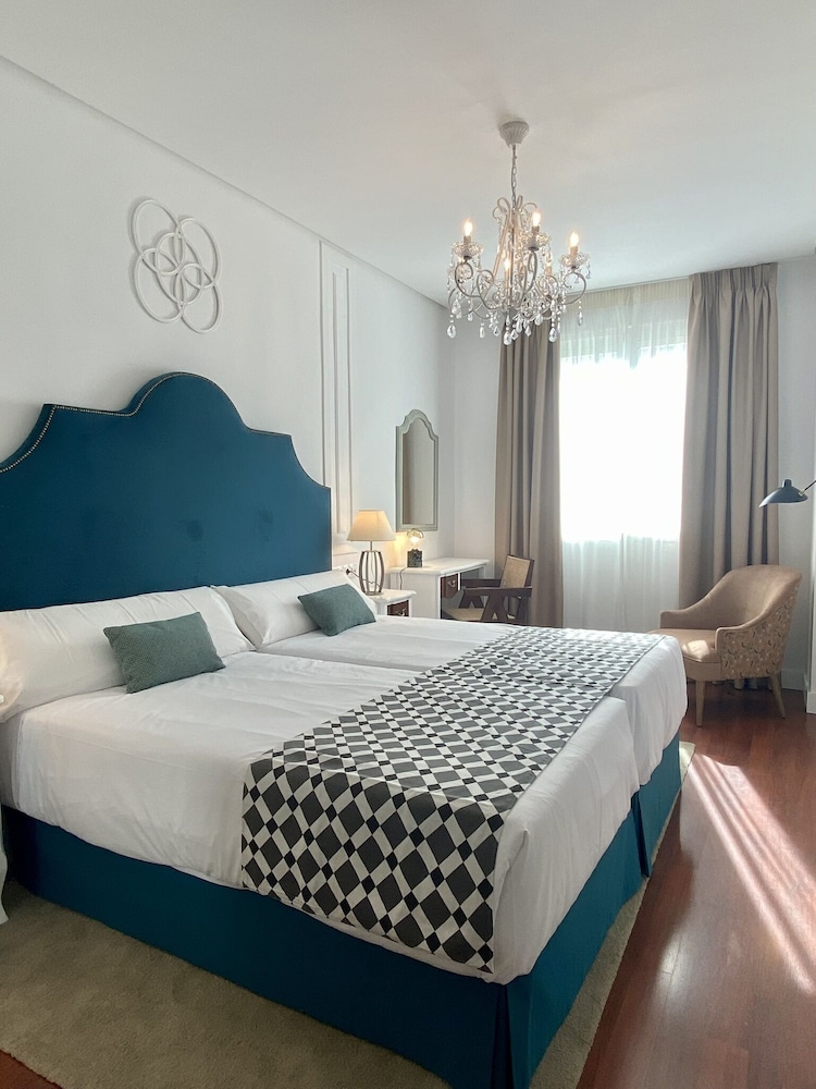 ROOM, DOUBLE BED