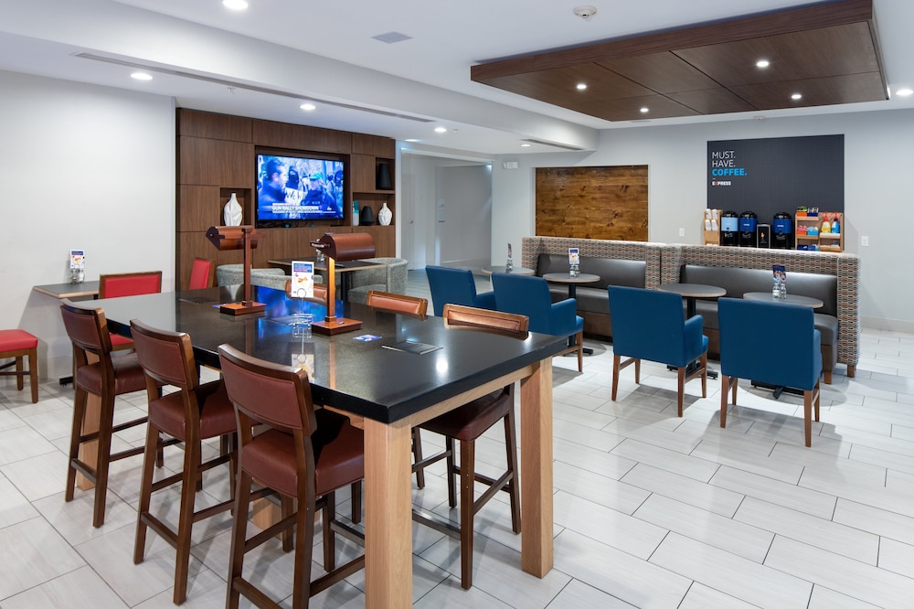 Holiday Inn Express Hotel Suites Dallas South Desoto 50/72