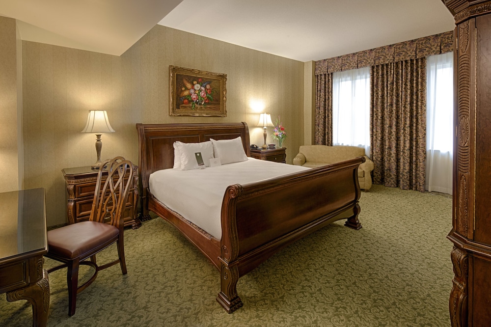 Premium, King Bed, University View