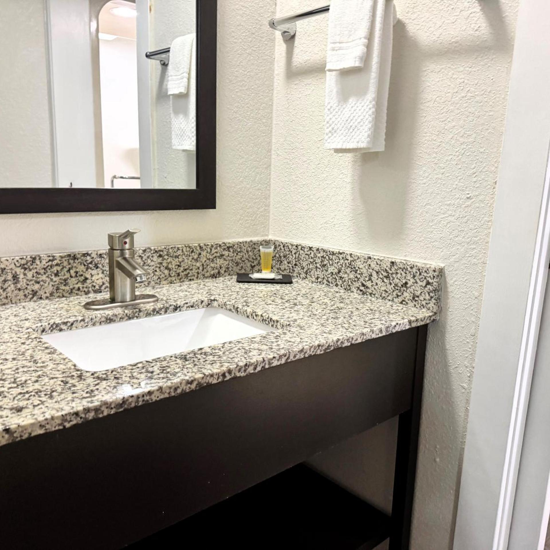 جناح بسرير كينج بغرفة نوم واحدة، Travelodge by Wyndham Flowood 7/9