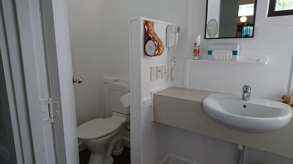 Aroa Beachside Inn 46/47