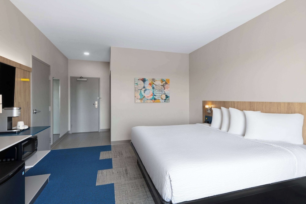 Microtel by Wyndham Lachute 7/30