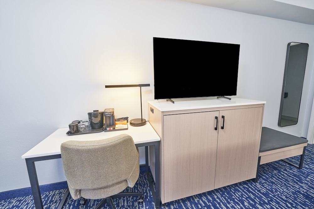 All Seasons Inn And Suites 21/26