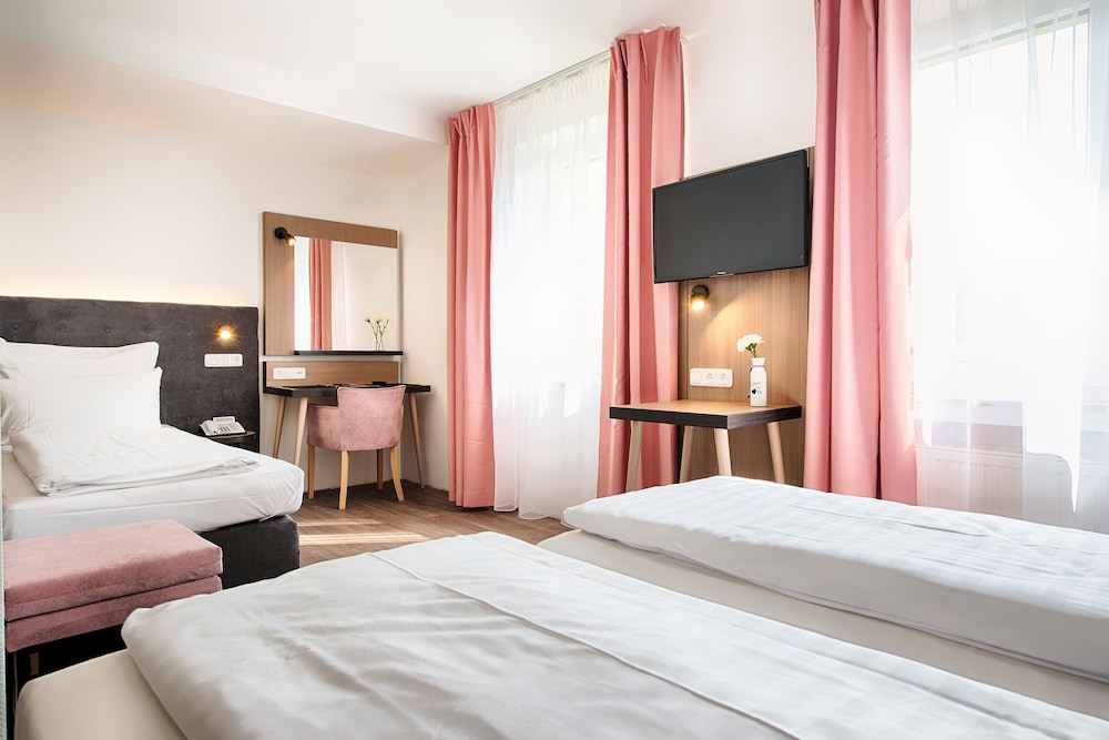 Home Hotel 7/59