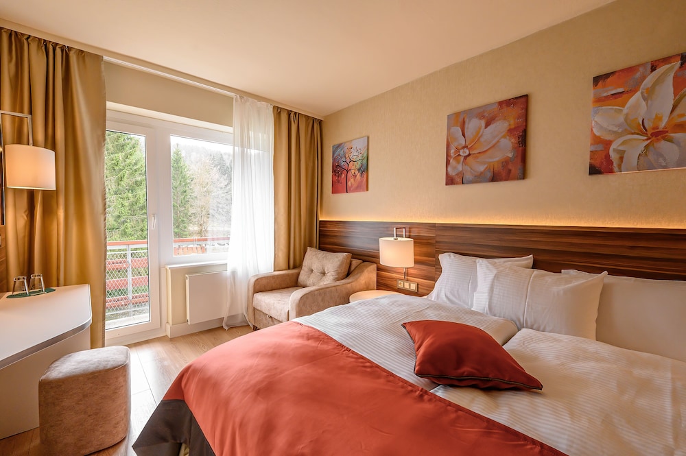 Room, King Bed, Mountain and Lake View, Balcony
