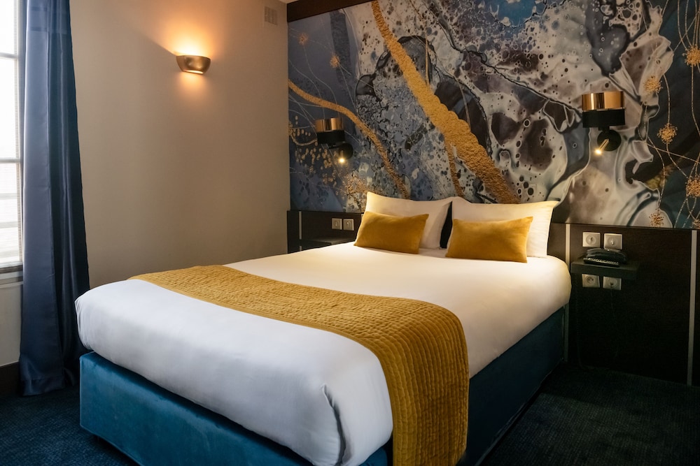 ROOM, DOUBLE BED