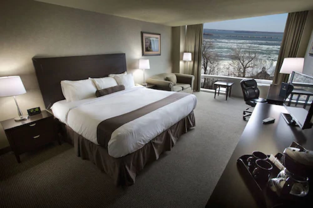 TOWER, SUITE, KING BED, FALLS VIEW, JETTED TUB