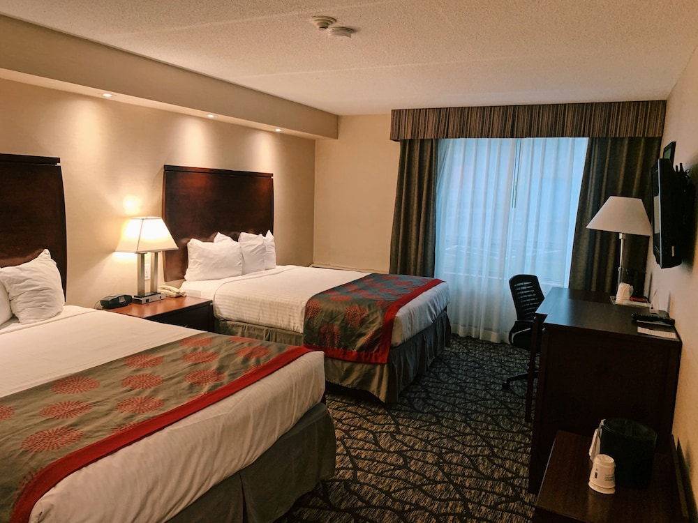 Ramada By Wyndham Niagara Falls By the River 9/47