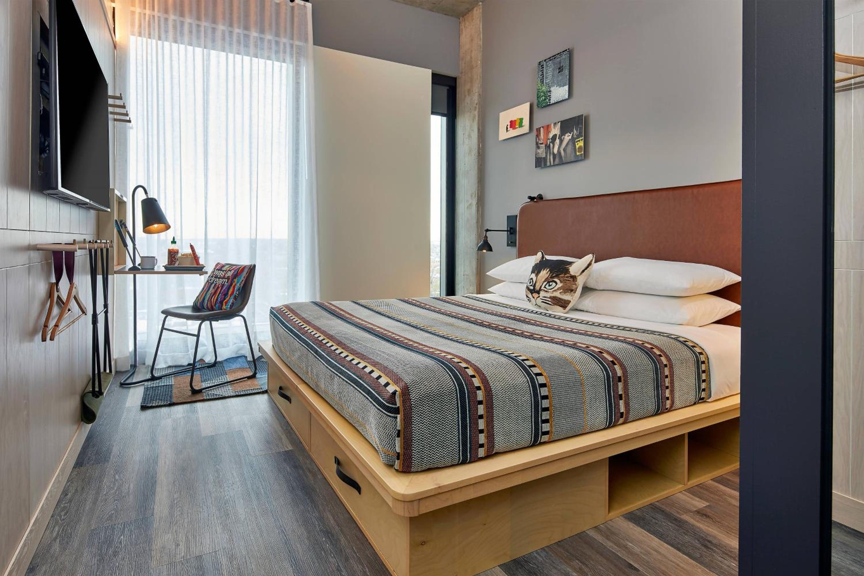 Guest Room, King Bed