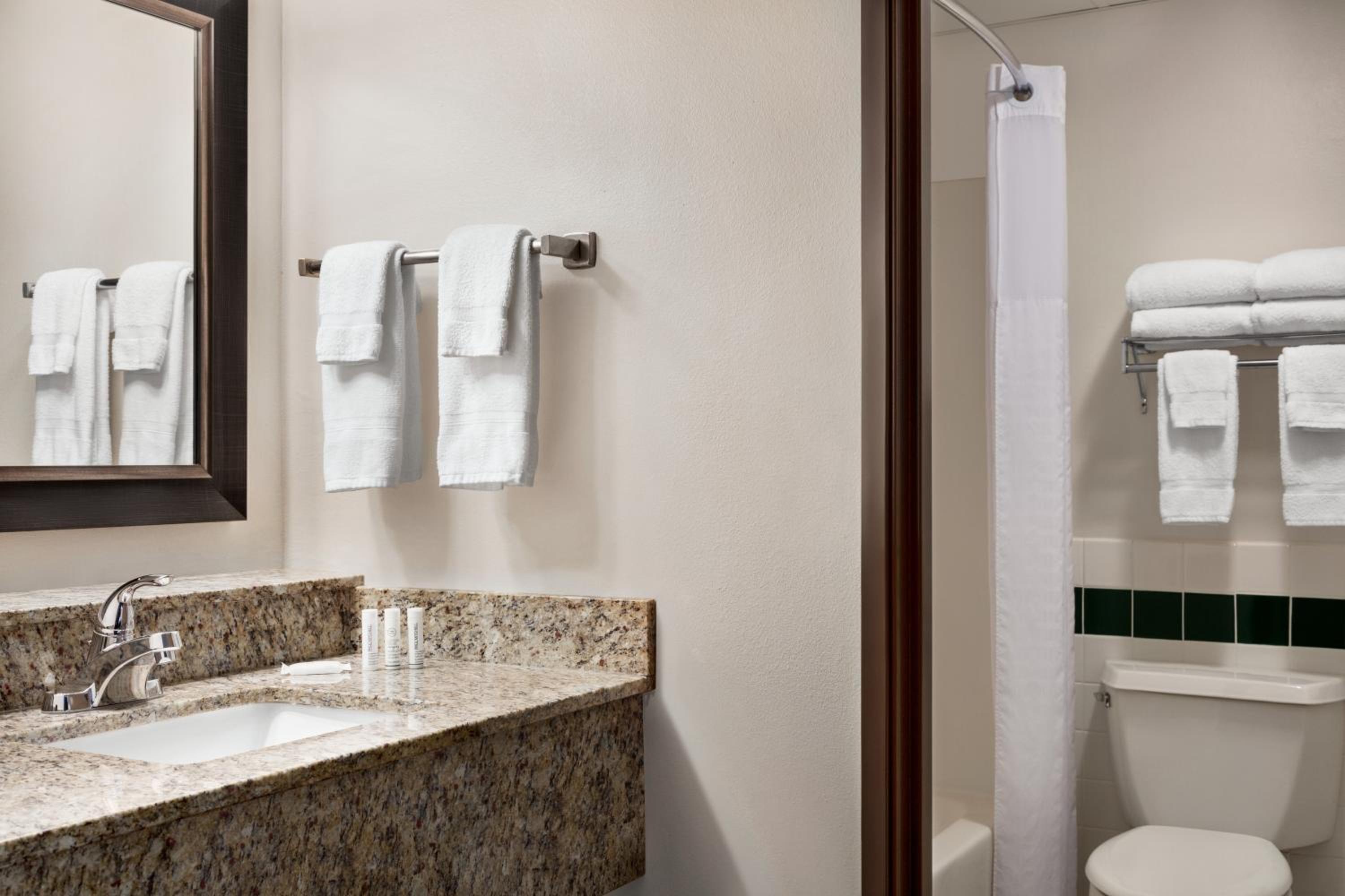 جناح بسريرين كوين مع أريكة، Americinn By Wyndham Baudette 4/6