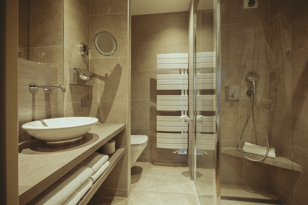 AUBERGE DE CLOCHEMERLE 52/54