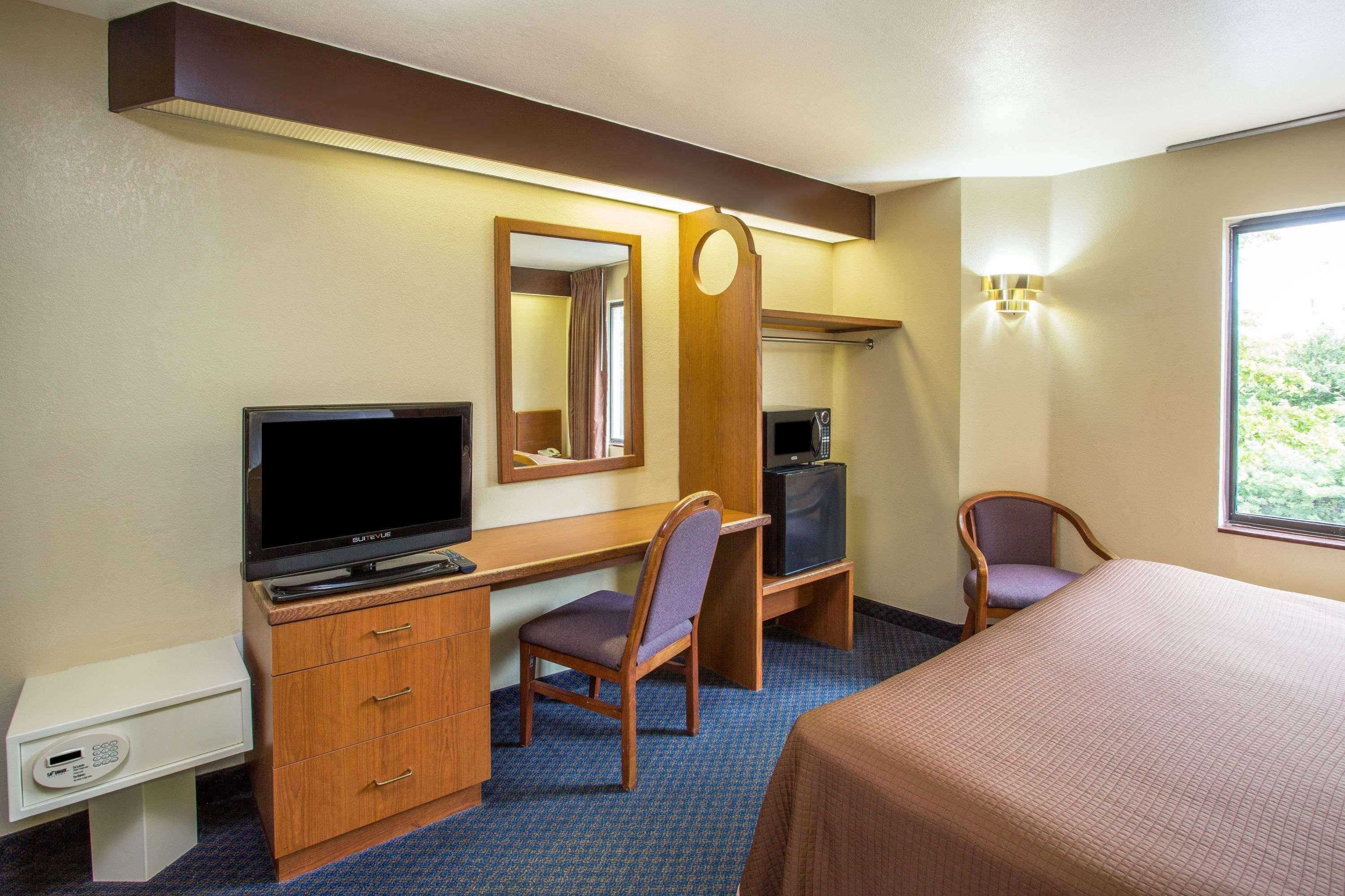 Travelodge By Wyndham Fort Myers Airport 22/23