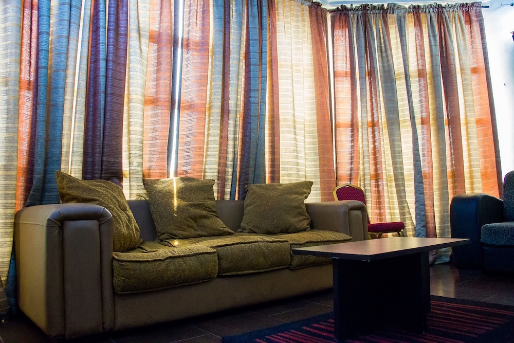 Emglo Suites 16/36